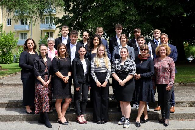 HAK Bad Ischl – 3AS:
Erste Reihe v.l.: Mag. Alexandra Auhuber, Mag. Manuela Kefer, Vivienne Schmalnauer, Laura-Valentina Fuchsberger, Zsanett Katona, Dir. Mag. Susanne Mayr, Mag. Eveline Posch,
Zweite Reihe v.l.: Mag. Sabrina Hanser, Mag. Katharina Steinkogler, David Gavric, Nehir Dal, Leonie Ippisch, Felix Klaushofer, Mag. Erich Marehard,
Dritte Reihe v.l.: Leotrim Ahmeti, Suzana Todorovic, Fabian Treml, Julian Vogl, Maximilian Reisenbichler, Michael Eppinger | Foto: HAK Bad Ischl