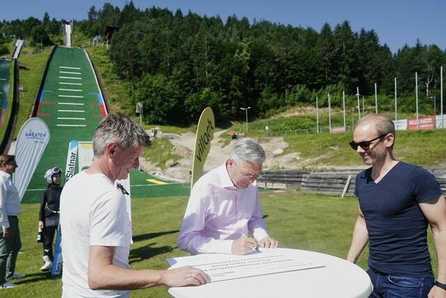 Landeshauptmann Peter Kaiser mit Arno Arthofer und Andreas Sucher.
 | Foto: Bürger/Sportkoordination