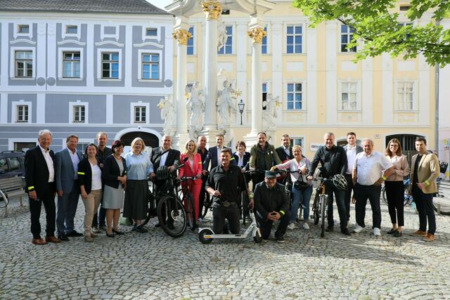 Autofahrten reduzieren als Auftrag: Zur letzten Gemeinderatssitzung in Krems-Stein kamen die Mandatare mit Fahrrädern und anderen umweltfreundlich angetriebenen Kleinfahrzeugen, wie Roller | Foto: Stadt Krems