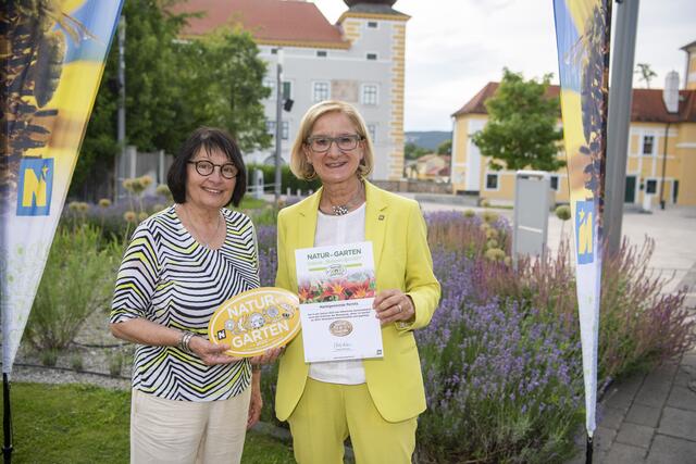 Pernitz: Landeshauptfrau Johanna Mikl-Leitner mit Geschäftsführender Gemeinderätin Johanna Bayer. | Foto: „Natur im Garten“ / R. Herbst