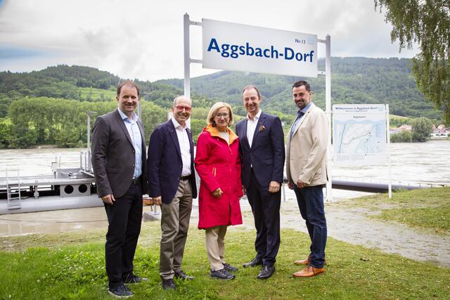 ernhard Schröder (Geschäftsführer Tourismusdestination Donau), Andreas
Nunzer (Obmann Welterbegemeinden Wachau), Landeshauptfrau Johanna Mikl-Leitner,
Mario Pulker (Spartenobmann der Wirtschaftskammer NÖ für Tourismus und
Freizeitwirtschaft) und Josef Kienesberger (Bürgermeister Schönbühel-Aggsbach) beim
Lokalaugenschein in Aggsbach-Dorf | Foto: Barbara Elser