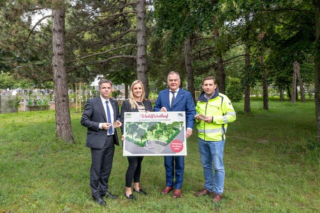 Peter Eckhart (Geschäftsführer wnsks), Christina Müller (Bereichsleiterin Friedhof), Stadtrat LAbg. Franz Dinhobl und Florian Fux (Grünraum Stadt Wiener Neustadt-Leiter). | Foto: Stadt Wiener Neustadt/Weller
