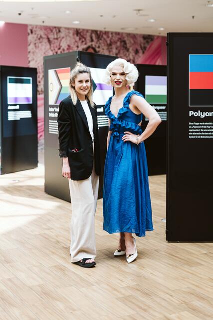 Gemeinsam mit Tamara Mascara, eine von Österreichs bekanntesten Dragqueens, eröffnete das Donauzentrum am Montag, 17. Juni, die Ausstellung. | Foto: Dragan Dok