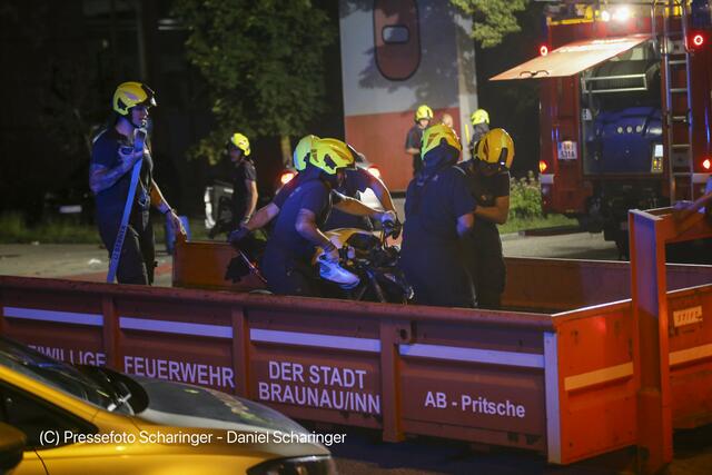 Die Kameraden der Freiwilligen Feuerwehr Braunau bei der Bergung des Motorrades. | Foto: Pressefoto Scharinger