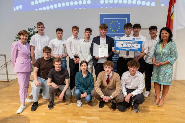 2. Platz BHAK Neumarkt - Klasse 2A (vertreten durch 3C), Landtagspräsidentin Brigitta Pallauf (1.v.l.) und Gritlind Kettl (Leiterin Stabstelle EU-Bürgerservice und Europe Direct, 1.v.r.) | Foto: Land Salzburg/Neumayr/Hofer