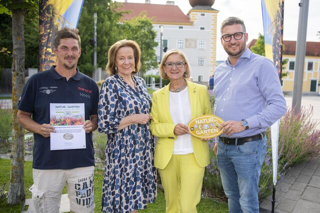 Bad Fischau-Brunn: Landeshauptfrau Johanna Mikl-Leitner mit Gärtner Lukas Hamburger, Geschäftsführender Gemeinderätin Brigitte Zottl und Bürgermeister Stefan Zimper. | Foto: „Natur im Garten“ / R. Herbst
