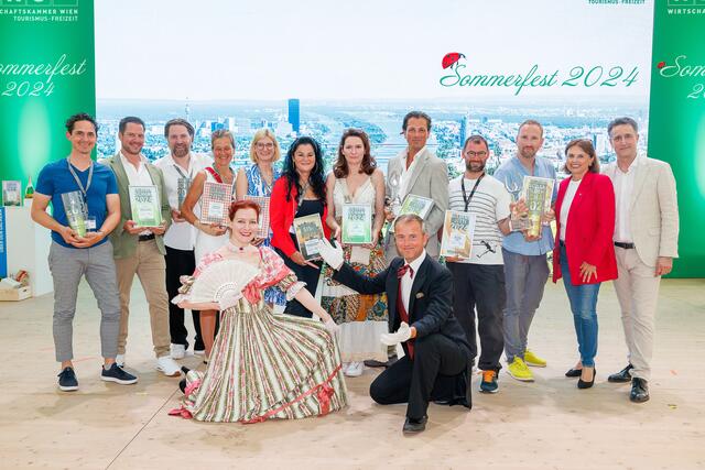 Die Sieger der Branchenpreise "Goldener Schani" und "Goldene Jetti" 2024 mit Tourismus-Staatssekretärin Susanne Kraus-Winkler (2.v.r., ÖVP) und dem Obmann der Sparte Tourismus und Freizeitwirtschaft in der Wirtschaftskammer Wien, Markus Grießler (r.) | Foto: WKW / Wieser