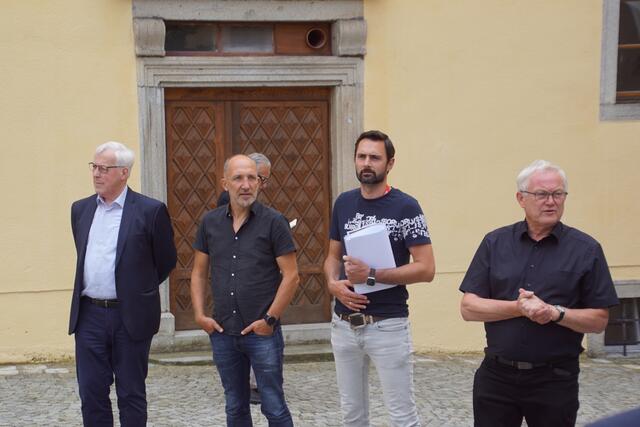 Kämmerer Markus Rubasch(l)  und Architekt Josef Schütz (r) zeigen bei der  Führung durch das Stift Schlägl wie gebautes Erbe erhalten, belebt und für die Zukunft weiterentwickelt wurde.  | Foto: Helmut Eder