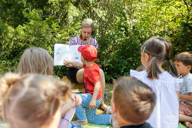 Und weil die Stadtbücherei die Lust am Lesen schon von früh an fördern möchte, gibt es natürlich wieder die beliebten „Sommer-Märchenstunden“ im Garten hinter der Kinderbücherei. | Foto: 2024psb/c.kollerics