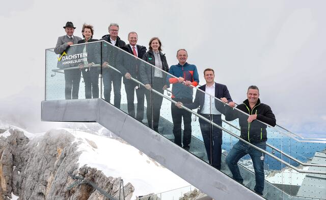 Auf der Himmelsleiter: Ernst Fischbacher (Bürgermeister Ramsau am Dachstein), Ursula Lackner (Landesrätin Steiermark für Umwelt und Klimaschutz), Christopher Drexler (Landeshauptmann Steiermark), Thomas Stelzer (Landeshauptmann Oberösterreich), Barbara Eibinger-Miedl (Tourismuslandesrätin Steiermark) Georg Bliem (GF Planai-Hochwurzen Bahnen), Stefan Kaineder (Landesrat Oberösterreich für Klimaschutz) und Egon Höll (Bürgermeister Obertraun). | Foto: Harald Steiner