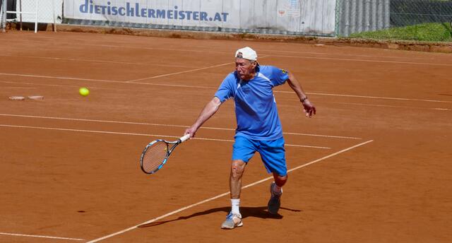 Rudi Sauerwein (hier im Einzel) konnte im Doppel mit Partner Walter Pittracher den Ehrenpunkt für die Außerferner fixieren. | Foto: Weber