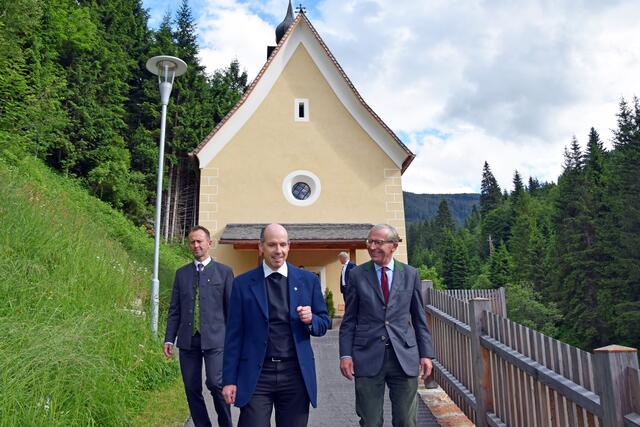 Bürgermeister Leonhard Kocher, Pfarrer Manfred Thaler und Landeshauptmann Wilfried Haslauer  | Foto: Land Salzburg/ Büro Haslauer