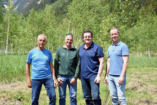 Drei Grundeigentümer haben ihre Moorfläche für die Renaturierung zur Verfügung gestellt. Zwei davon, nämlich Arthur Gatt (l.) und Thomas Strickner (2. v.l.), waren mit Landesrat René Zumtobel (2.v.r.) und Felix Lassacher von der Abteilung Umweltschutz (r.) beim Lokalaugenschein. | Foto: Land Tirol/Hörmann