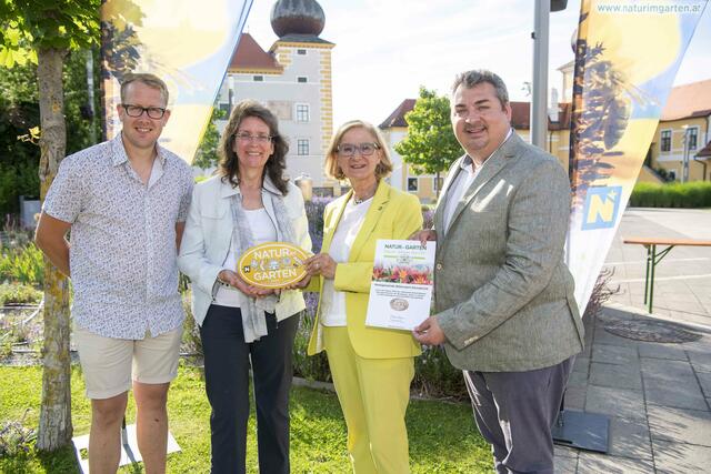 Wöllersdorf-Steinabrückl: Landeshauptfrau Johanna Mikl-Leitner mit Gemeindegärtner Andreas Fenz, Natur- und Umweltgemeinderätin Petra Meitz und Bürgermeister Gustav Glöckler | Foto: „Natur im Garten“ / R. Herbst