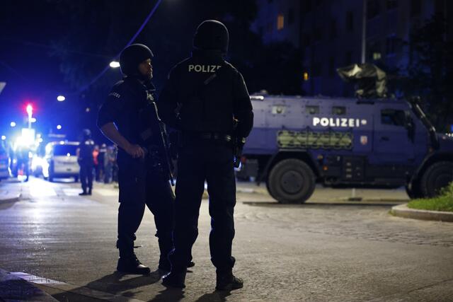 Die Polizei ist im Großeinsatz in der Brigittenau. Ein Verdächtiger hat sich mit einer Langwaffe verschanzt. | Foto: TOBIAS STEINMAURER / APA / picturedesk.com 