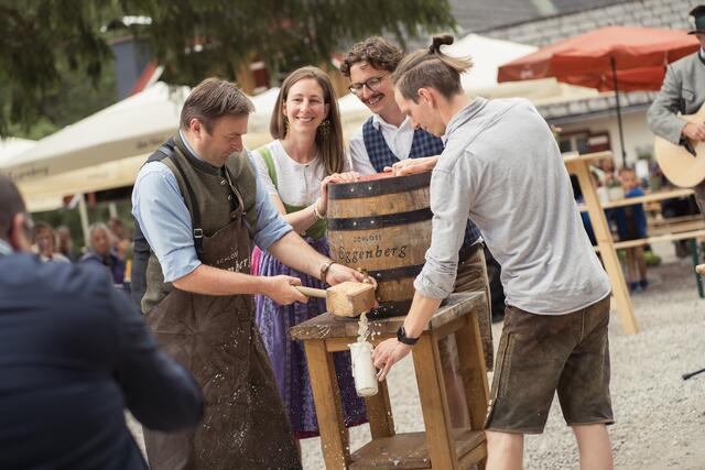 Feierlicher Bieranstich, durchgeführt von Bürgermeister Franz Eisl. | Foto: Jocher Wolfgang