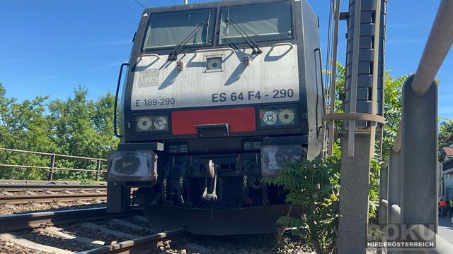 Nach dem Unfall am 17. Juni in Greifenstein dauern die Reparaturarbeiten noch bis 29. Juni an. Danach ist der Zugverkehr wegen Bauarbeiten stark eingeschränkt.  | Foto: Doku NÖ