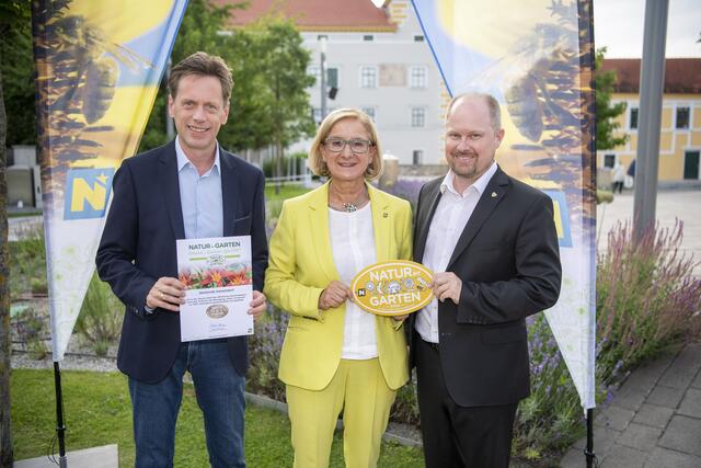 Katzelsdorf: Landeshauptfrau Johanna Mikl-Leitner mit Umweltgemeinderat Markus Schöberl und Bürgermeister Michael Nistl. | Foto: „Natur im Garten“ / R. Herbst
