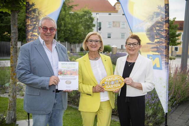 Theresienfeld: Landeshauptfrau Johanna Mikl-Leitner Geschäftsführendem Gemeinderat Robert Kocmich und Bürgermeisterin Ingrid Klauninger | Foto: „Natur im Garten“ / R. Herbst