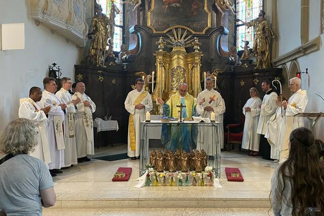 Bischof Wilhelm Krautwaschl segnete während des  Gottesdienstes neun Statuen. | Foto: Fotofrosch