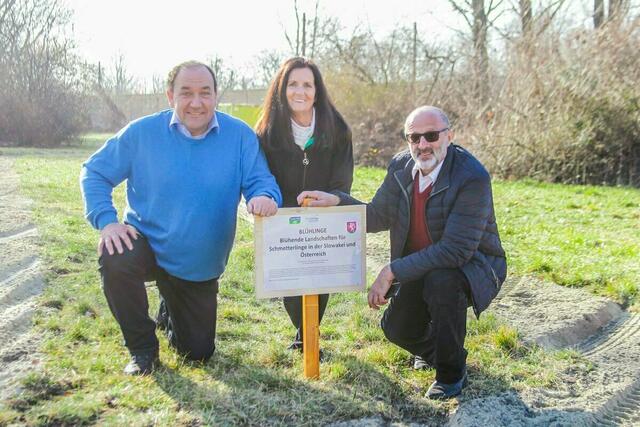 Bürgermeister A. Arbesser, R. Lehner und Vizebürgermeister J. Waygand (v.l.) bekommen für ihre Gemeinde 727.688 Euro. | Foto: Marktgemeinde Langenzersdorf