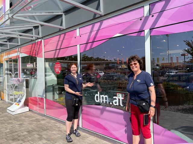 Die beiden Mitarbeiterinnen Viktoria Döller (seit 6 Monaten bei dm) und Regina Landauer (seit 27 Jahren im Unternehmen tätig).  | Foto: Schwameis