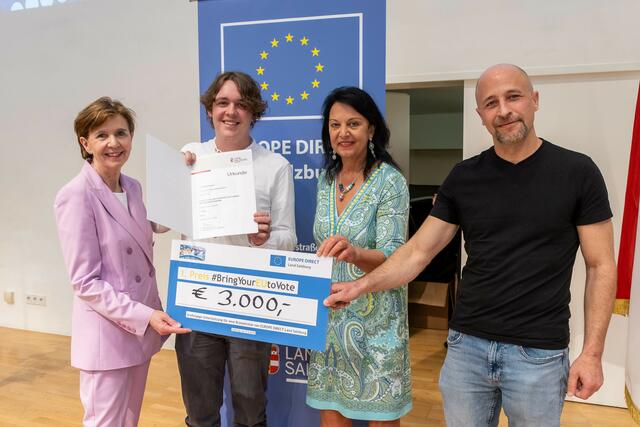 1. Platz BORG Gastein - Team Dustsuckers mit Landtagspräsidentin Brigitta Pallauf (1.v.l.), Paul Sendlhofer (Schüler), Gritlind Kettl (Leiterin Stabstelle EU-Bürgerservice und Europe Direct, 3.v.l.), Christoph Plohovich (Lehrer) | Foto: Land Salzburg/Neumayr/Hofer