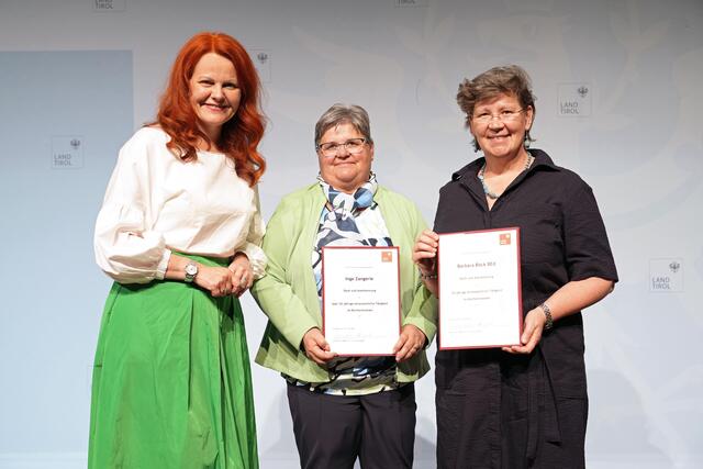 Bildungslandesrätin Cornelia Hagele mit Inge Zangerle und Barbara Röck, beide Bücherei Pettneu am Arlberg. | Foto: Land Tirol/Hörmann