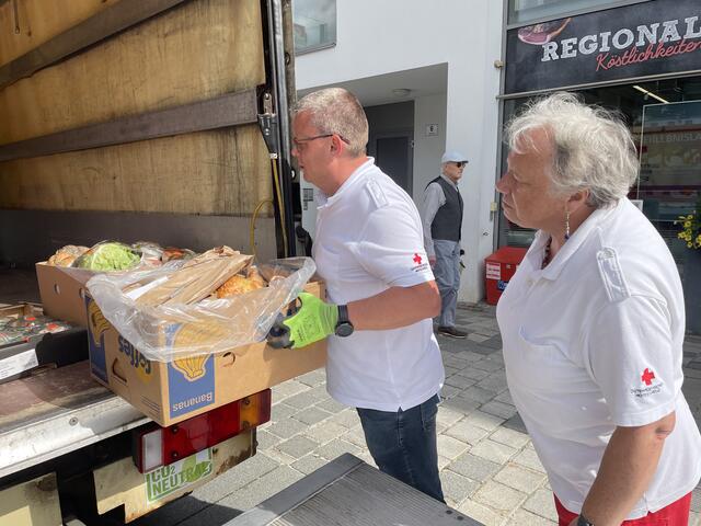 Fahrer Martin Fasching und Helferin Anna Lengauer beim Abholen von Lebensmittelspenden beim Unimarkt in Mürzzuschlag.  | Foto: Koidl