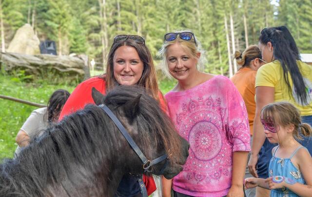 "Brixi" und Iva Schell (von links) freuen sich auf viele Besucher. | Foto: Gerhard Pulsinger