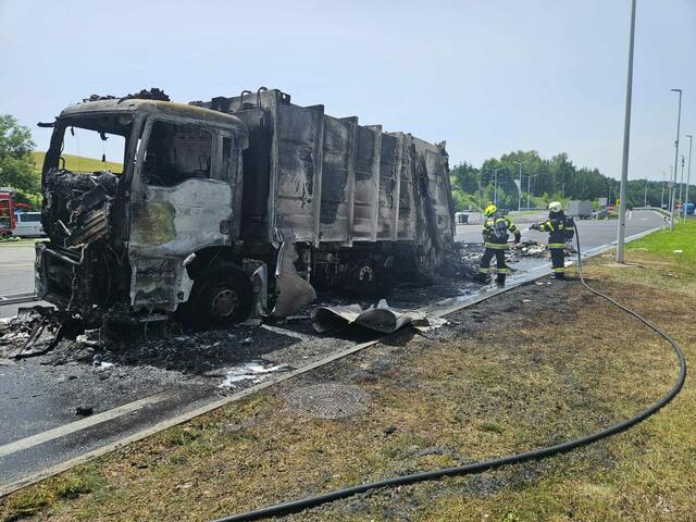 Da die Brandlast so groß war, wurden noch zwei weitere Feuerwehren nachalarmiert. Zusammen konnte der Lkw-Brand schließlich gelöscht werden. | Foto: FF Autal
