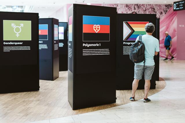 Das Westfield Donauzentrum stellt anlässlich des Pride Monats Flaggen der LGBTQ+-Community in einer Ausstellung vor.  | Foto: Dragan Dok