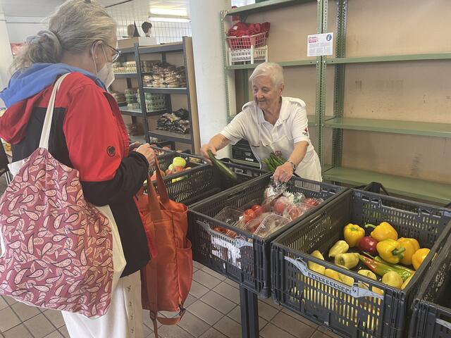 Hermine Rath ist mit 85 Jahren die älteste Helferin in Mürzzuschlag. Sie kümmert sich immer um die Obst- und Gemüseabteilung.  | Foto: Koidl
