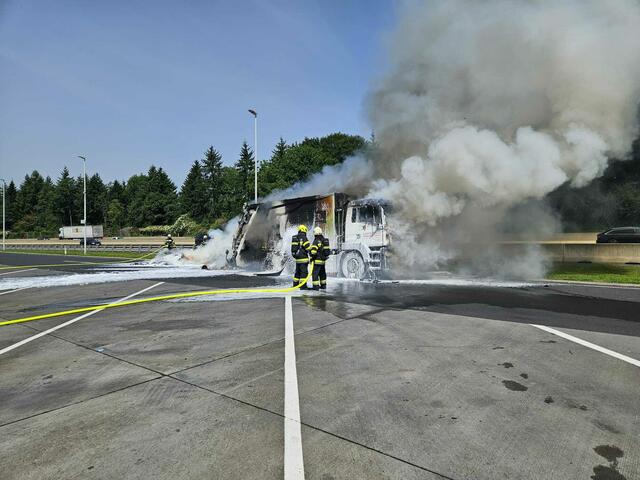 Die Feuerwehren Autal, Raaba, Nestelbach und Feldkirchen standen alle vier mit Atemschutztrupps im Einsatz, um den Lkw-Brand zu löschen. | Foto: FF Autal