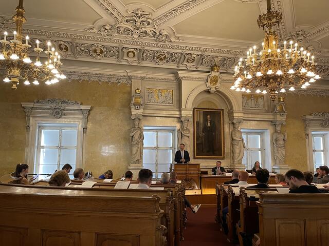 40 Mandatarinnen und Mandatare kamen am Mittwoch, 19. Juni, zusammen, um aktuelle Thematiken im Bezirk zu besprechen und Entscheidungen zu fällen. | Foto: Marbacher