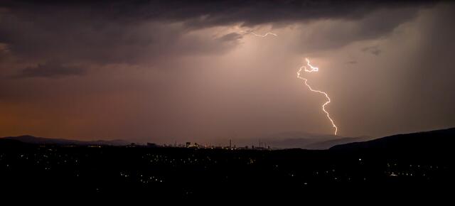 Schwere Gewitter mit bis zu zehn Zentimeter großen Hagelkörnern und Orkanböen drohen großen Teilen Oberösterreichs am Abend des 20. Juni 2024. | Foto: FOTOKERSCHI.AT / KERSCHBAUMMAYR