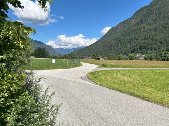 Der Abschnitt des Inn- bzw. Via Claudia Augusta-Radwegs zwischen dem Klärwerk und der medalp im Gemeindegebiet von Imst ist aufgrund von dringenden Sanierungsarbeiten vom 8. bis 20. Juli 2024 gesperrt. | Foto: Stadtgemeinde Imst/Othmar Kolp