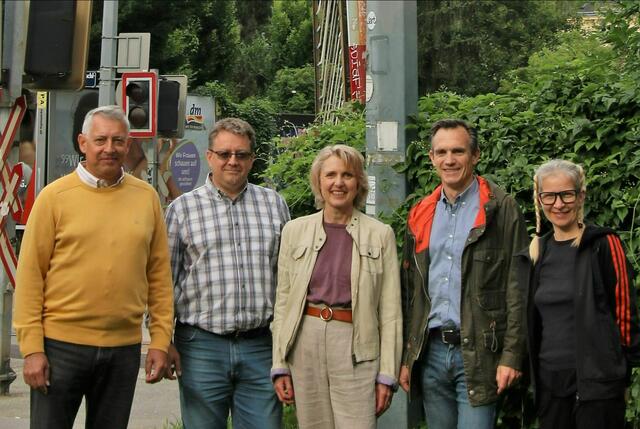Spenderinnen und Spender zusammen mit Empfängerinnen und Empfängern: V.l.: Gernot Wollmann, Rainer Klemenjak (Rettet den Hörndlwald), Irene Salzmann, Peter Pelz und Erika Artaker (Verbindungsbahn-besser).  | Foto: Z.v.g.