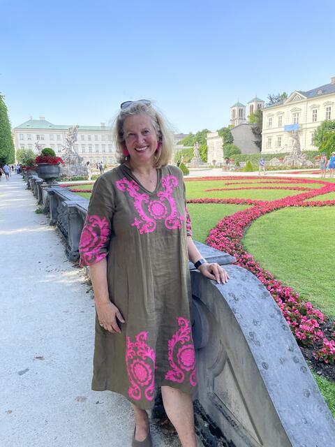 Fremdenführerin Inez Reichl im Mirabellgarten  | Foto: Lisa Gold