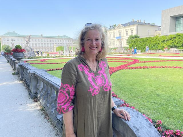 Inez Reichl im sommerlichen Mirabellgarten | Foto: Lisa Gold