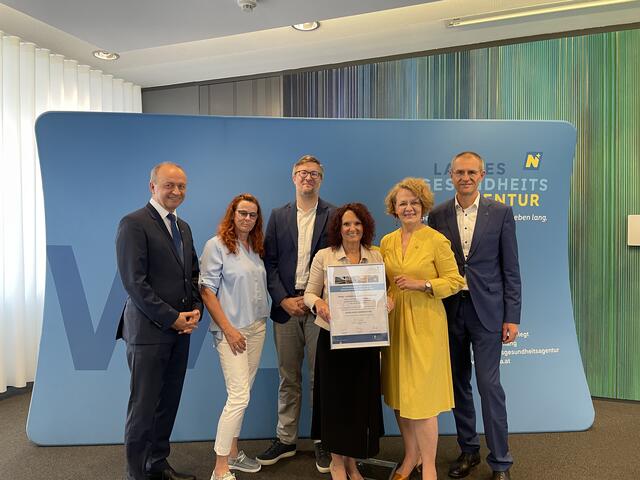 Konrad Kogler (li), Christiane Teschl-Hofmeister (mi.re) und Alfred Zens (re) mit dem Team des PBZ Pottendorf. | Foto: Bettina Korotvicka