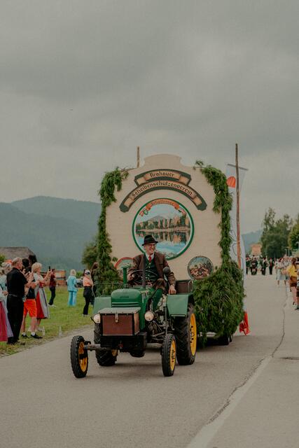 Der Union Krakauer Scheibenschützenverein fuhr mit einem Festwagen beim Festumzug mit. | Foto: DerPlotti