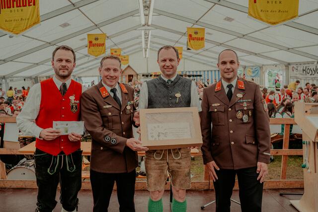 Von Seiten der Freiwilligen Feuerwehr Krakaudorf wurde ein Geschenk an die Musikkapelle überreicht. | Foto: DerPlotti