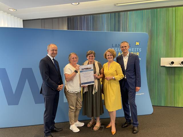 Konrad Kogler (li), Christiane Teschl-Hofmeister (mi.re) und Alfred Zens (re) mit dem Team des PBZ Litschau. | Foto: Bettina Korotvicka