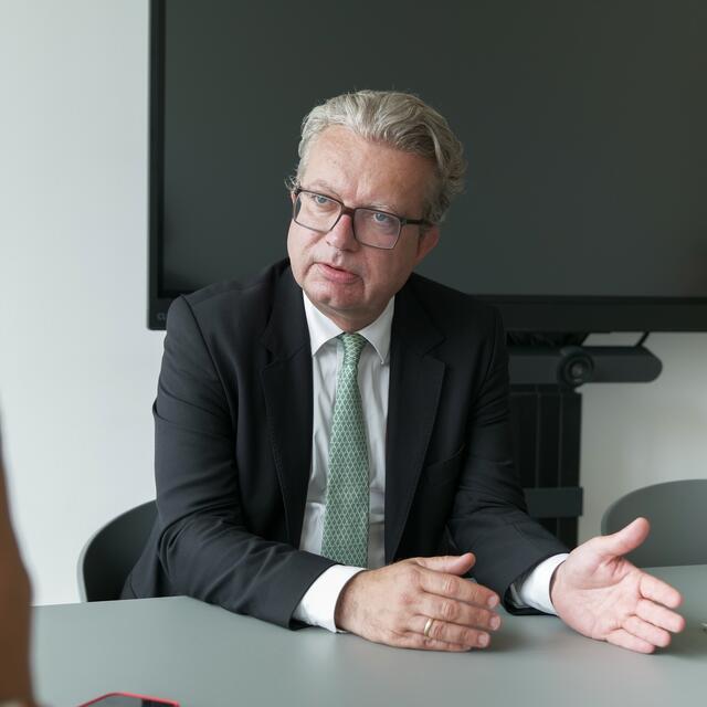 Christopher Drexler: "Arnold Schwarzenegger hat beim Austrian World Summit einen wichtigen Punkt angesprochen, der unsere Bemühungen unterstützt. Er berichtete von einem Solarkraftwerk in Kalifornien, wo das Genehmigungsverfahren für eine notwendige Zubringerleitung aus der Wüste in die Ballungsräume sechseinhalb Jahre dauerte." | Foto: Maximilian Spitzauer