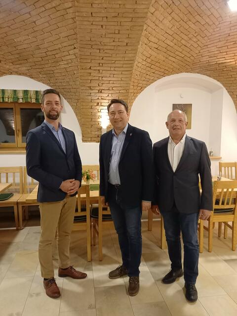 Hermann Lehner (r.) übergab das FPÖ-Zepter in Buchkirchen an Dominik Stürzl (l.), hier mit Manfred Haimbuchner. | Foto: FPÖ