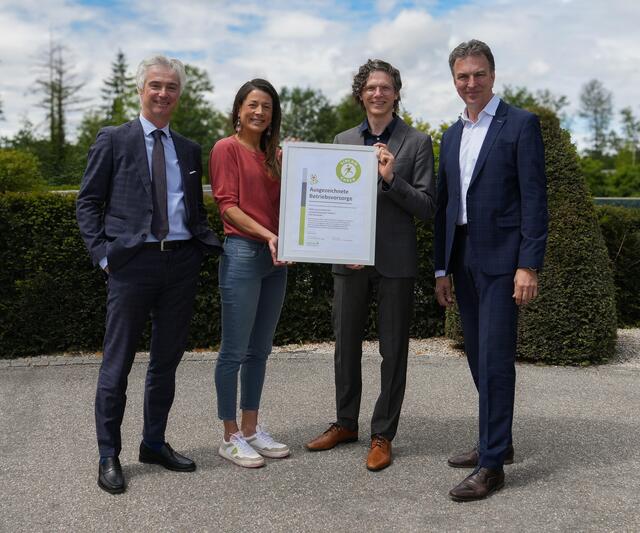 AMAG CEO Helmut Kaufmann, AMAG Arbeitsmedizinerin Karin Bouvier, Manuel Schätzer, Bundeskoordinator Sipcan und Paul Benischek bei der Übergabe des Zertifikats (v. l.).  | Foto: AMAG