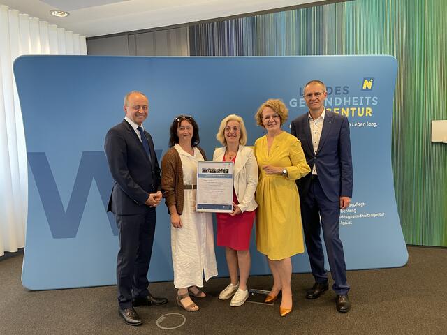 Konrad Kogler (li), Christiane Teschl-Hofmeister (mi.re) und Alfred Zens (re) mit dem Team des PBZ Weitra. | Foto: Bettina Korotvicka