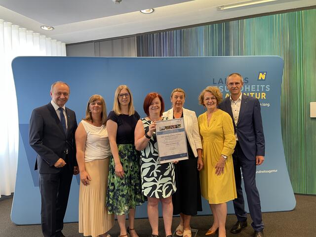 Konrad Kogler (li), Christiane Teschl-Hofmeister (mi.re) und Alfred Zens (re) mit dem Team des PBZ Ybbs an der Donau. | Foto: Bettina Korotvicka
