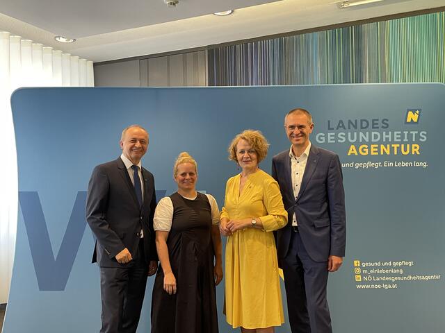 Konrad Kogler, Vorstand der NÖ Landesgesundheitsagentur, Eva Friessenbichler Leitung Strategie und Qualität Pflege, NÖ Landesgesundheitsagentur, Landesrätin Christiane Teschl-Hofmeister und Alfred Zens, Vorstand der NÖ Landesgesundheitsagentur haben die Pflege- und Betreuungszentren ausgezeichnet. | Foto: Bettina Korotvicka